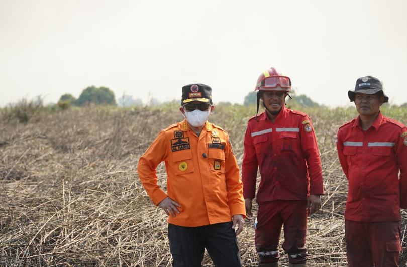 Tak Gentar Lewati Medan Sulit, Al Haris Berjibaku Padamkan Karhutla di Pelosok Tanjabtim