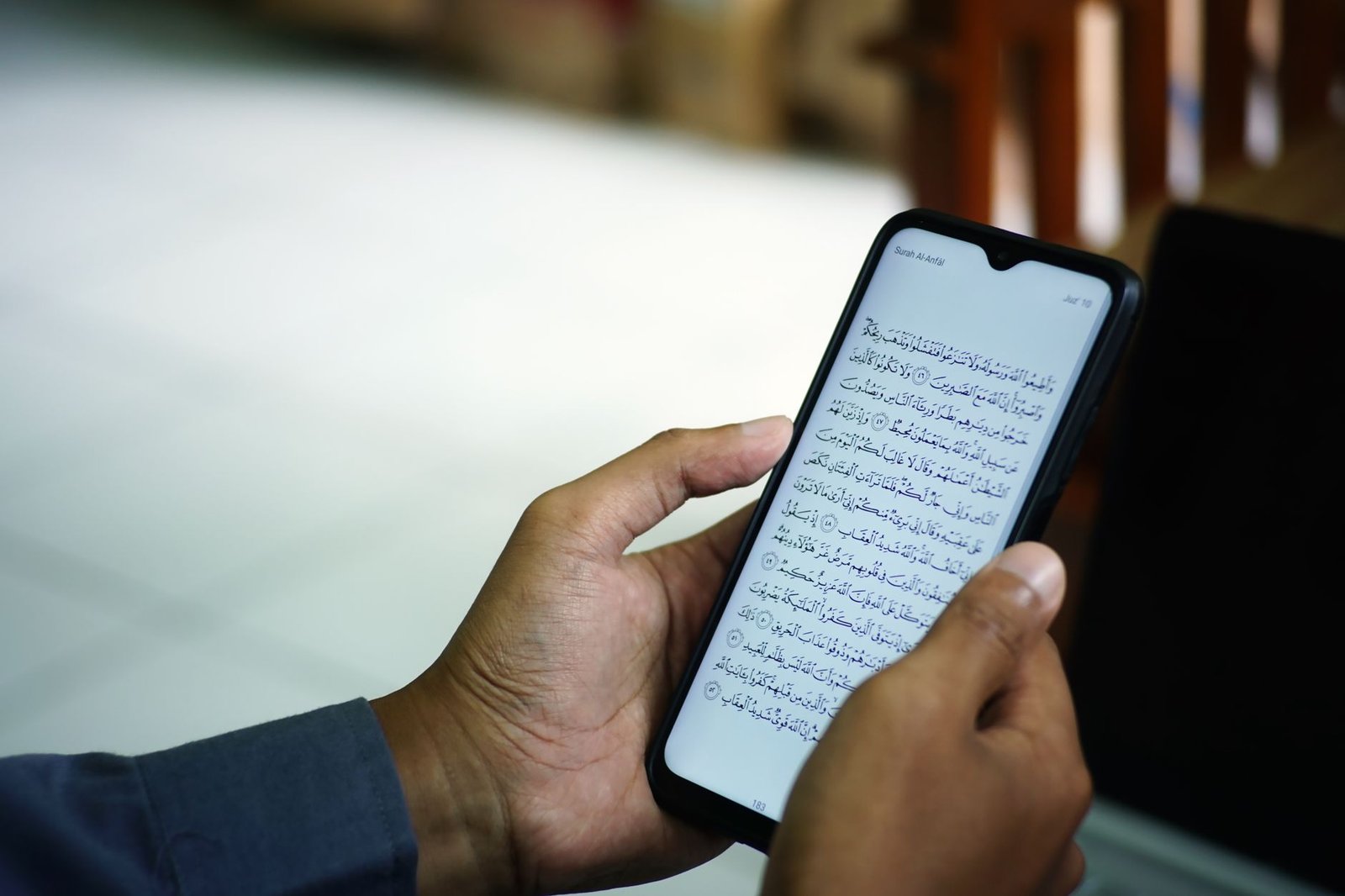 Smartphone dengan baterai tahan lama, tetap hidup seharian penuh tanpa perlu diisi ulang.
