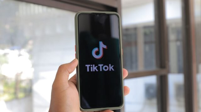 Smartphone terjangkau dengan kamera 108MP, stabilisasi video, dan baterai tahan lama, ideal untuk konten TikTok murah.