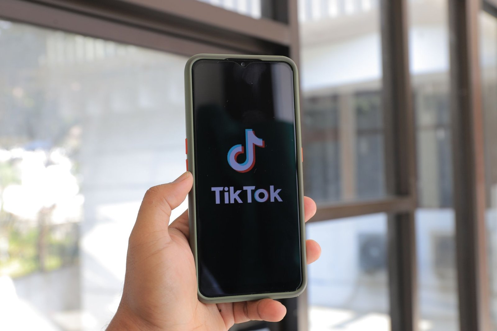 Smartphone terjangkau dengan kamera 108MP, stabilisasi video, dan baterai tahan lama, ideal untuk konten TikTok murah.