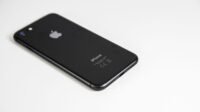 Smartphone berdesain elegan mirip iPhone dengan kamera berkualitas tinggi, menampilkan hasil foto tajam dan warna natural