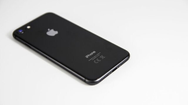 Smartphone berdesain elegan mirip iPhone dengan kamera berkualitas tinggi, menampilkan hasil foto tajam dan warna natural