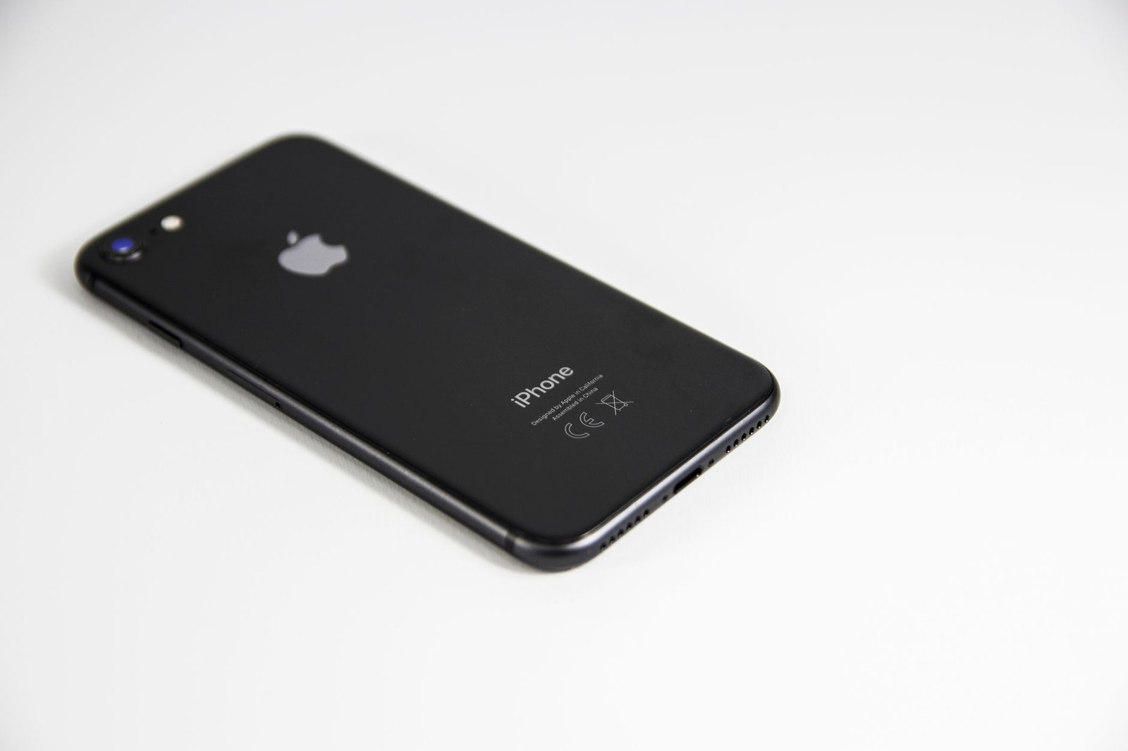 Smartphone berdesain elegan mirip iPhone dengan kamera berkualitas tinggi, menampilkan hasil foto tajam dan warna natural