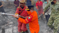 Gubernur Al Haris Berjibaku Padamkan Karhutla di Muaro Jambi, Dorong Masyarakat Manfaatkan Program PLTB