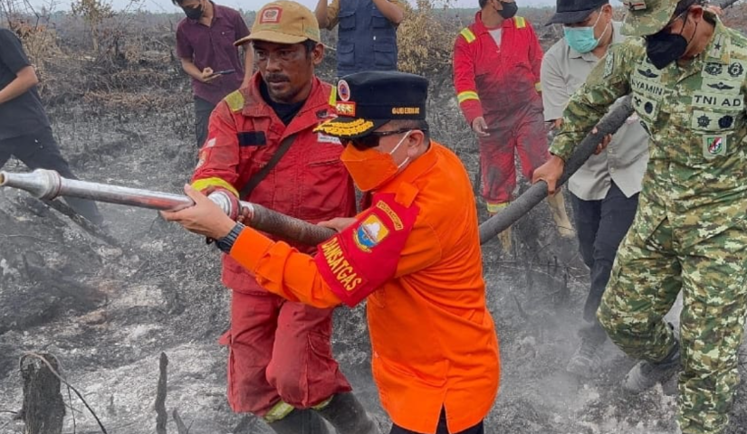 Gubernur Al Haris Berjibaku Padamkan Karhutla di Muaro Jambi, Dorong Masyarakat Manfaatkan Program PLTB
