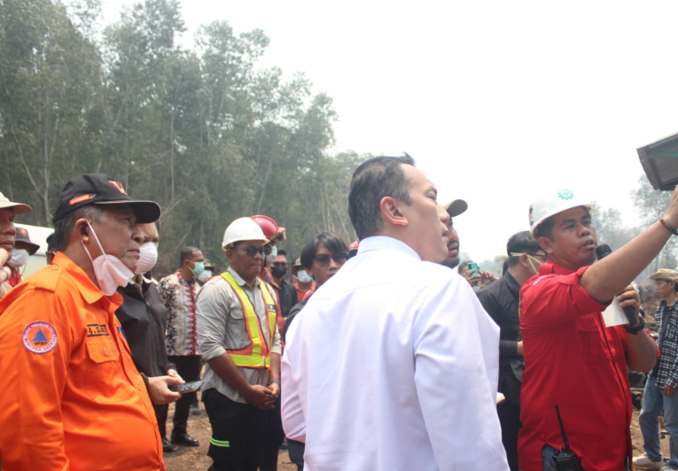 Wagub Sani Dampingi Wamen LH Tinjau Penanganan Karhutla di Desa Parit Culum Tanjab Timur