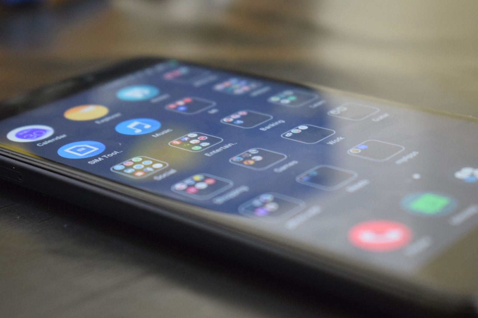 Gambar menampilkan koleksi hp Android terbaik 2024 dengan desain elegan, kamera canggih, dan performa tinggi.