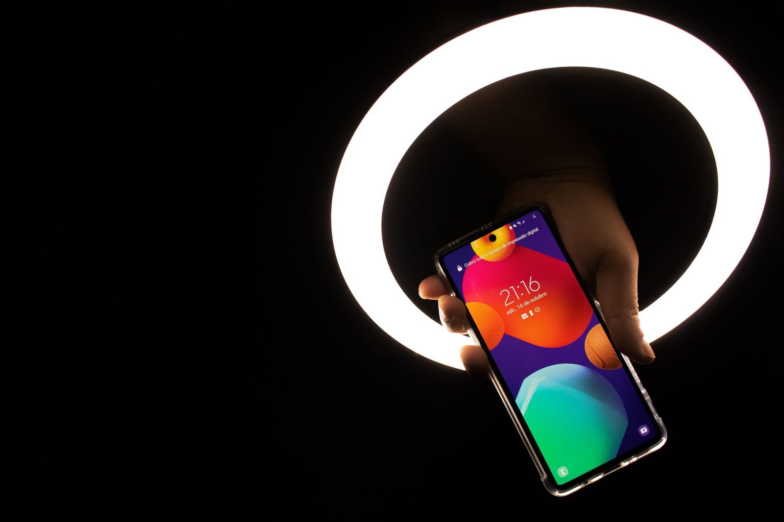 Smartphone dengan baterai besar 6000 mAh, tampil elegan dan tahan lama untuk penggunaan seharian.